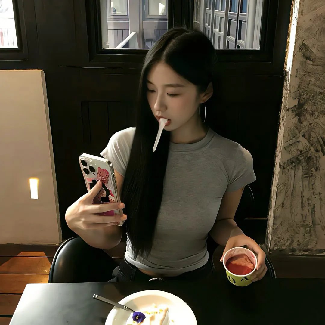 在江边 封面